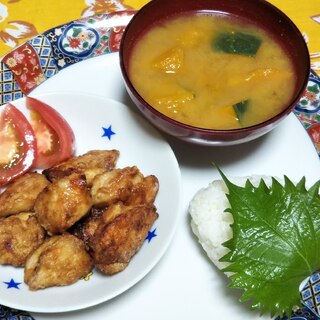 鶏むね肉のから揚げとカボチャの味噌汁と梅干しお握り